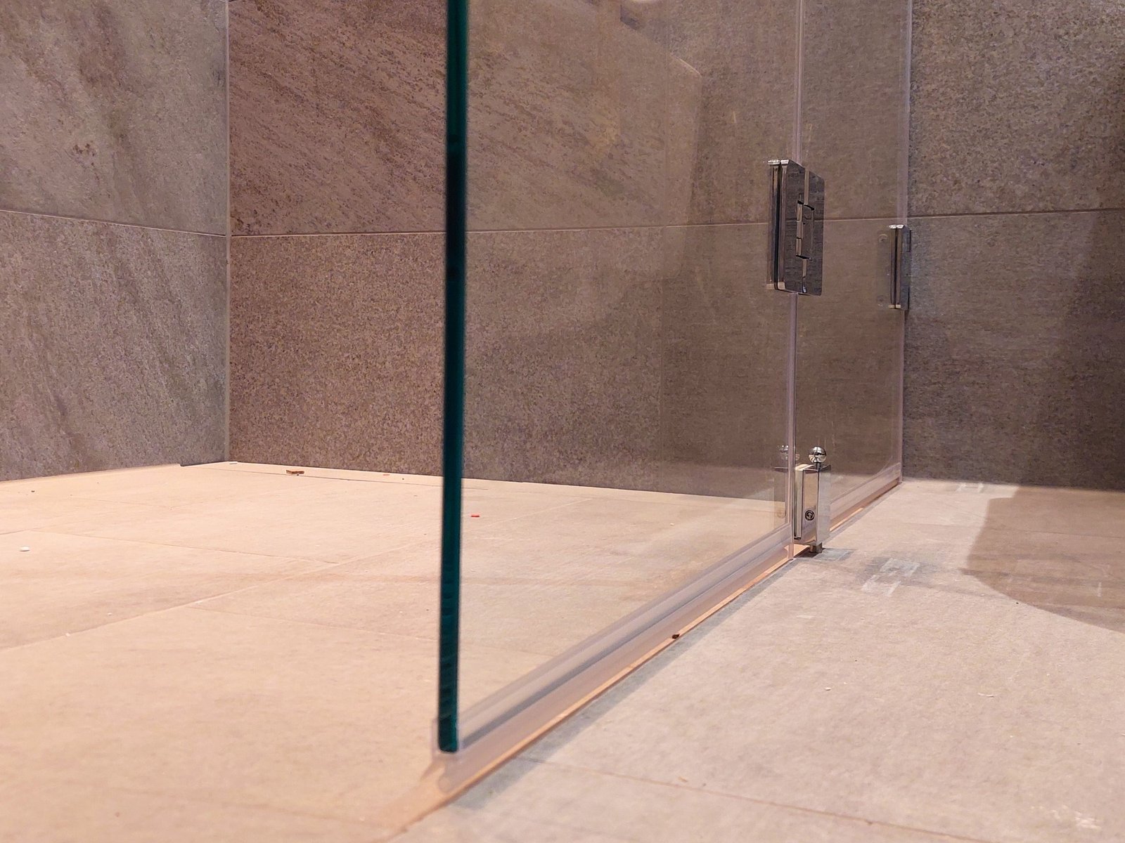 Box doccia ad angolo accessibile di lusso in hotel di Dobbiaco