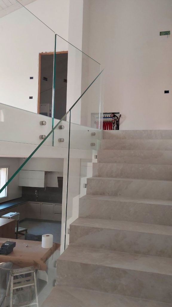 Parapetto in vetro in vetro su misura su scalinata di un abitazione privata