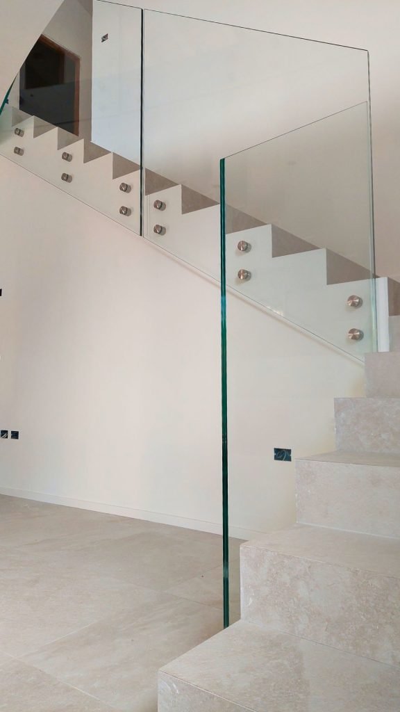 Parapetto in vetro in vetro su misura su scalinata di un'abitazione singolo