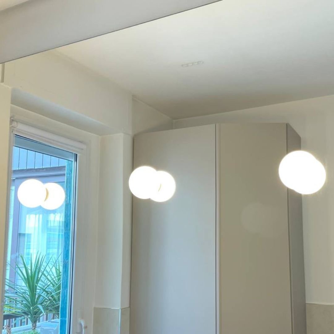 Installazione Specchio con illuminazione integrata Installazione Specchio con illuminazione integrata