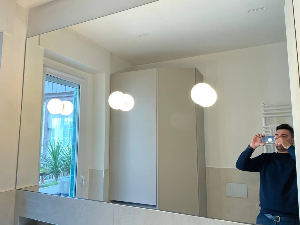 Specchio con illuminazione integrata