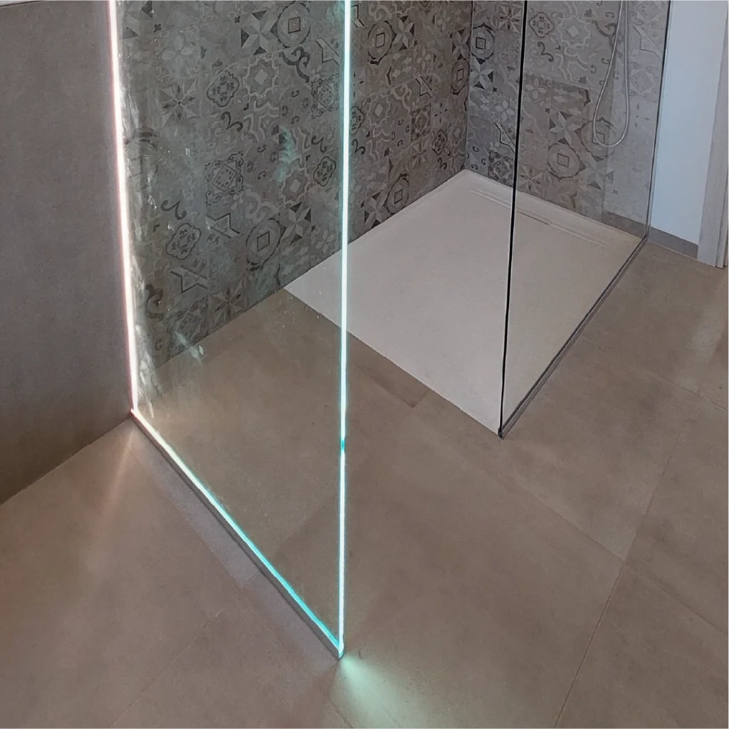 Insereti LED su box doccia su misura