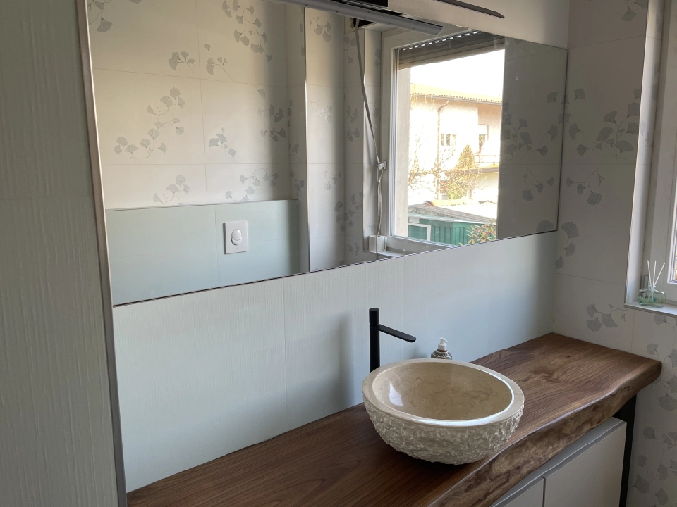 Installazione specchio a tutta parete come soluzione per illuminare e ampliare il bagno moderno