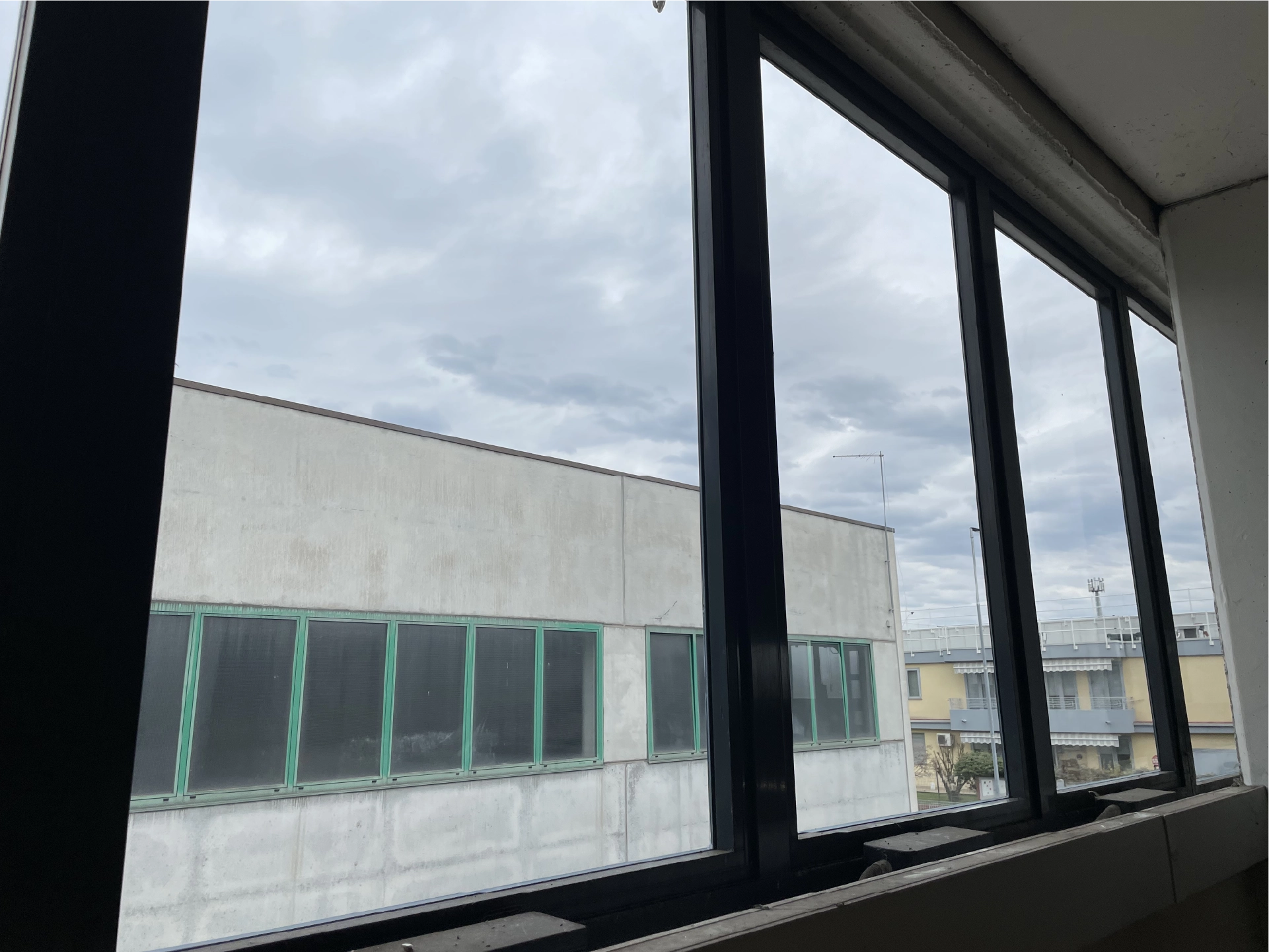 confronto prima e dopo sostituzione vetro aziendale retinato danneggiato con vetro nuovo a Padova confronto prima e dopo sostituzione vetro aziendale retinato danneggiato con vetro nuovo a Padova