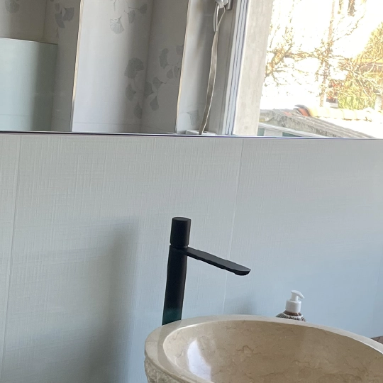 specchio a tutta parete installato su misura in bagno moderno a Bassano finestra industriale con vetri rotti da sostituire in un'azienda di Padova