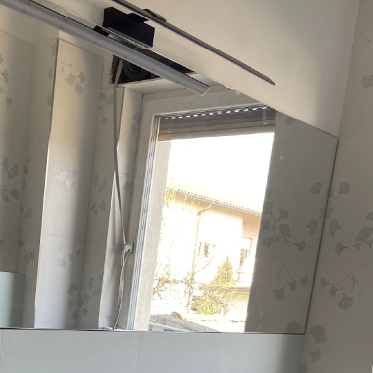 specchio su misura bagno con lavandino in pietra e luce naturale a Bassano del Grappa specchio su misura bagno con lavandino in pietra e luce naturale a Bassano del Grappa