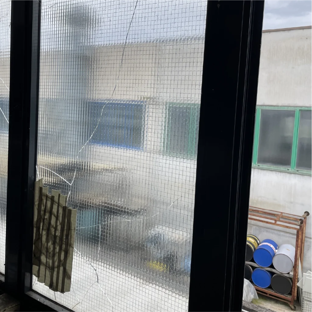 vetro retinato incrinato con crepe evidenti prima della sostituzione in capannone a Padova