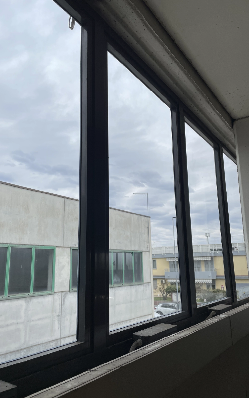 vista interna di capannone con vetri sostituiti e struttura in sicurezza